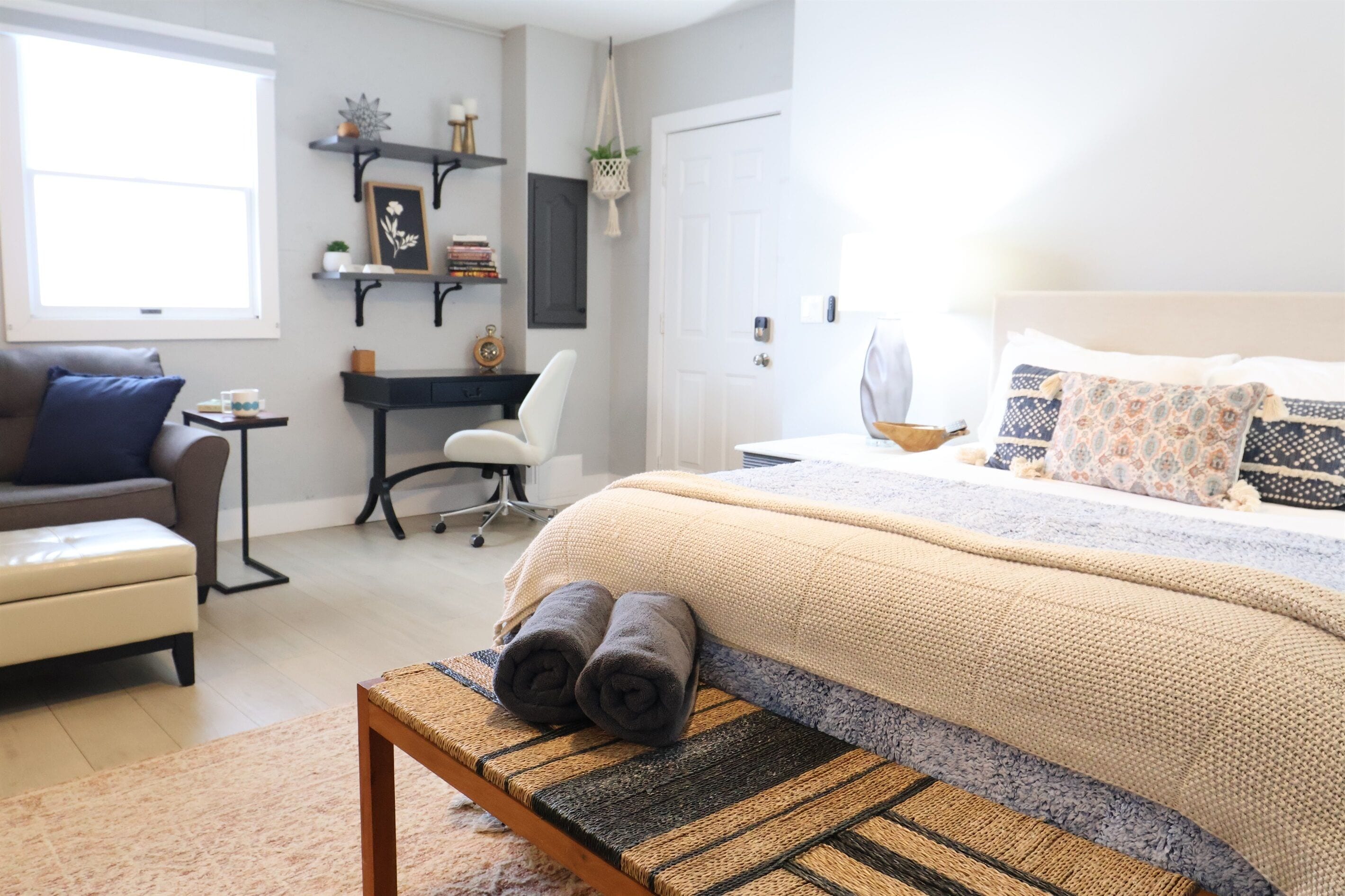 Schreibtisch, Bügeleisen/Bügelbrett, Reisekinderbett, WLAN