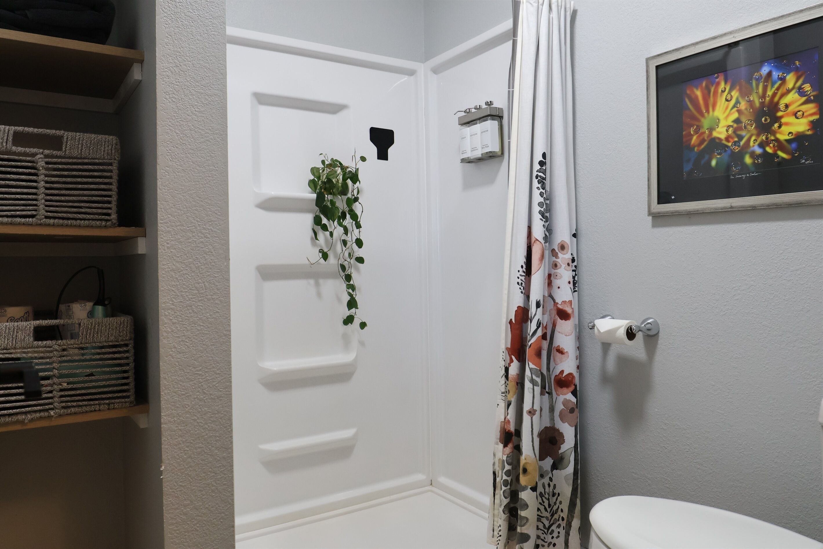 Regadera, secadora de cabello, toallas 