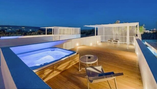 A rooftop terrace with a hot tub, wooden flooring, and a seating area. - Amazing home in Marina di Ragusa (Marina di Ragusa)