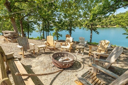 Artilla Cove Cabin 7- Lake Views- Pool & Hot Tub!