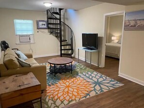 Living area - Johnnie's Getaway - 5 Bedroom with bay view (Carrabelle)