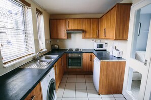 Fridge, microwave, oven, stovetop - City centre 4 bedroom apartment (Bath)