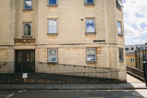 Exterior - City centre 4 bedroom apartment (Bath)