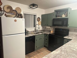 Fridge, microwave, oven, stovetop - Modern Comfort & Mountain Serenity at Robin’s Nest- great parking- ground entry (Angel Fire)