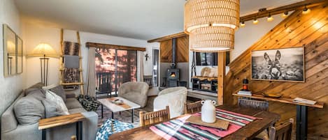 TV connectée, cheminée, livres