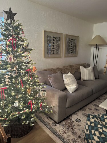 Modern Comfort & Mountain Serenity at Robin’s Nest- great parking- ground entry