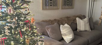 Modern Comfort & Mountain Serenity at Robin’s Nest- great parking- ground entry
