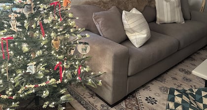 Modern Comfort & Mountain Serenity at Robin’s Nest- great parking- ground entry