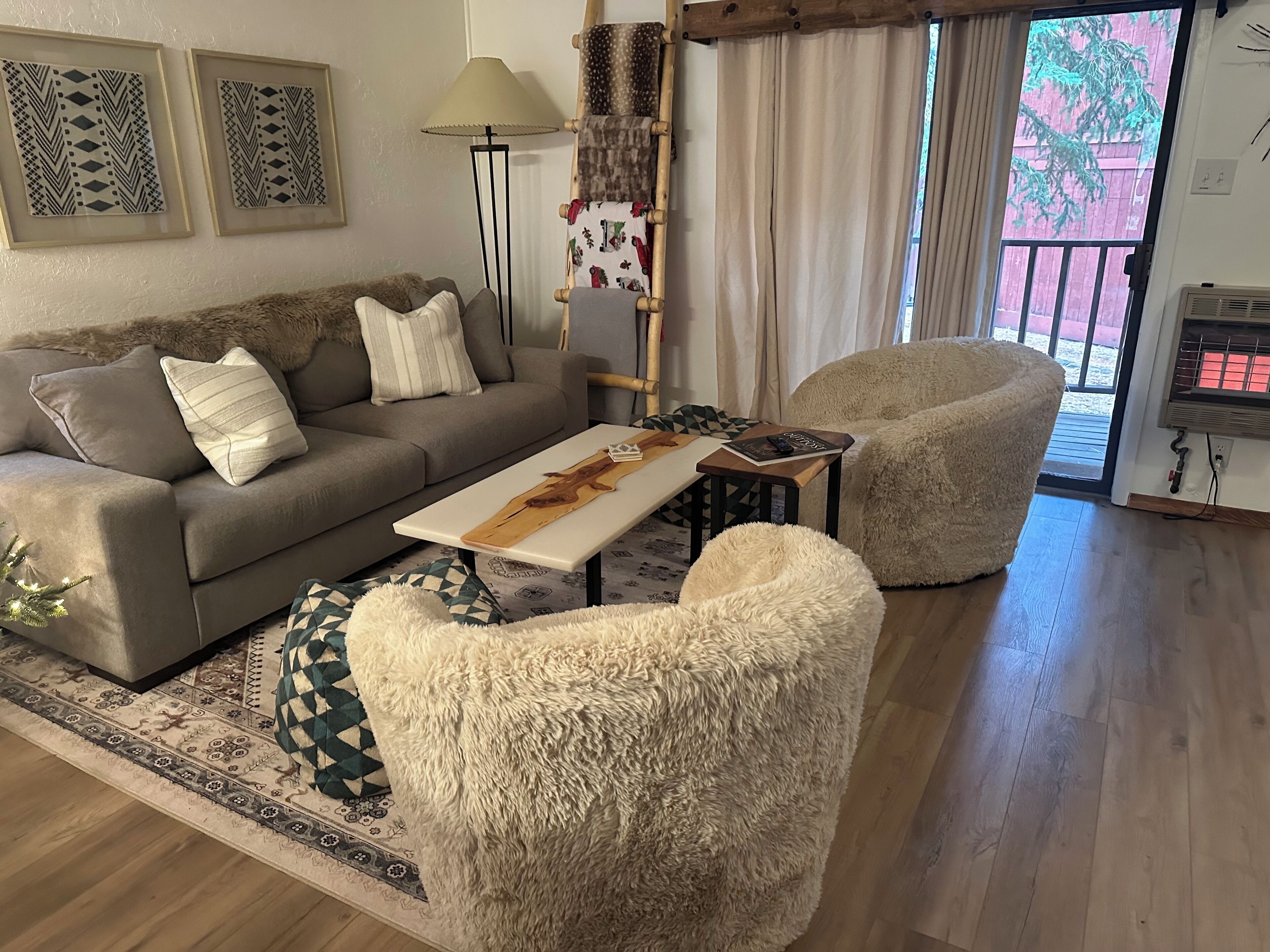 Älytelevisio, takka, kirjoja