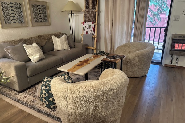 TV connectée, cheminée, livres