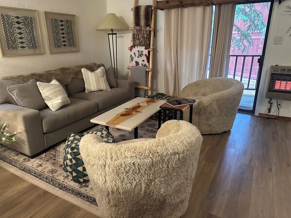 Smart TV, fireplace, books - Modern Comfort & Mountain Serenity at Robin’s Nest- great parking- ground entry (Angel Fire)