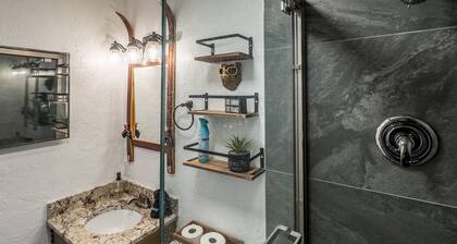 Modern Comfort & Mountain Serenity at Robin’s Nest- great parking- ground entry