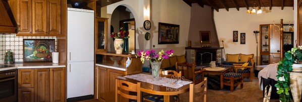 Family House | Private kitchen | Fridge, oven, stovetop, coffee/tea maker