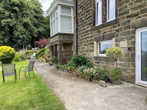 Outdoor dining - Peak District, Hillside  Retreat, panoramic views, Nr Bakewell & Chatsworth  (Rowsley)