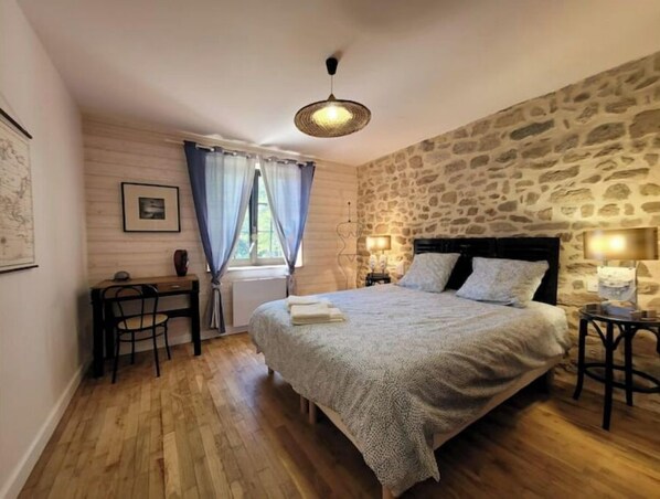 4 chambres, fer et planche à repasser, lit de bébé portatif, Wi-Fi