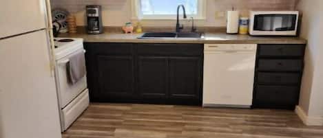 Frigorifero, microonde, forno, piano cottura
