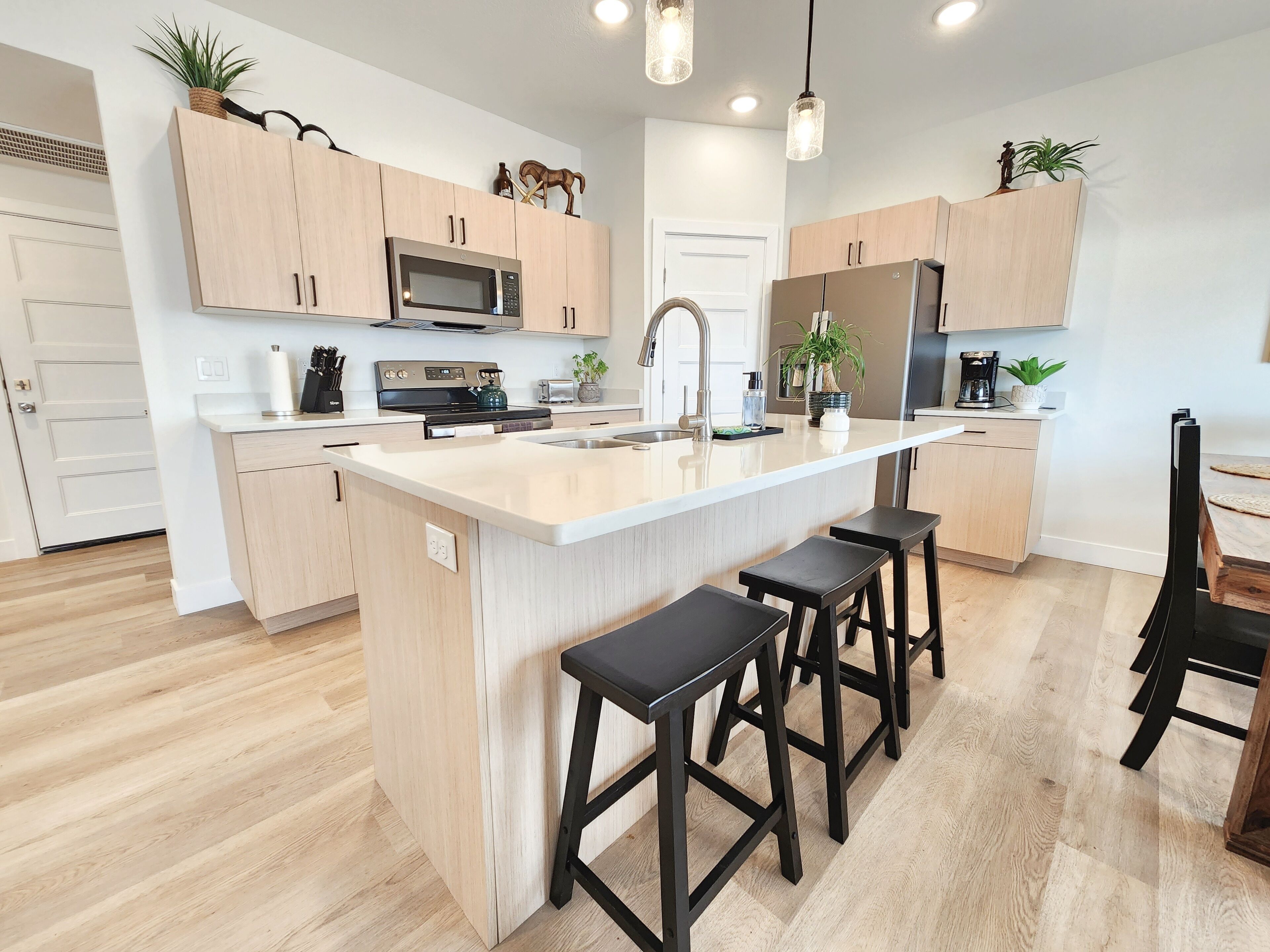 ثلاجة، ميكروويف، فرن، موقد طهي مسطح