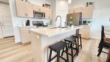 Réfrigérateur, micro-ondes, four, plaque de cuisson