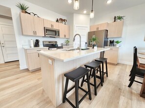 Réfrigérateur, four à micro-ondes, un four, surface de cuisson