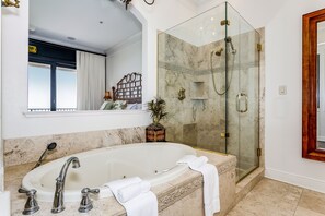 Dusche, Whirlpool, Haartrockner, Handtücher