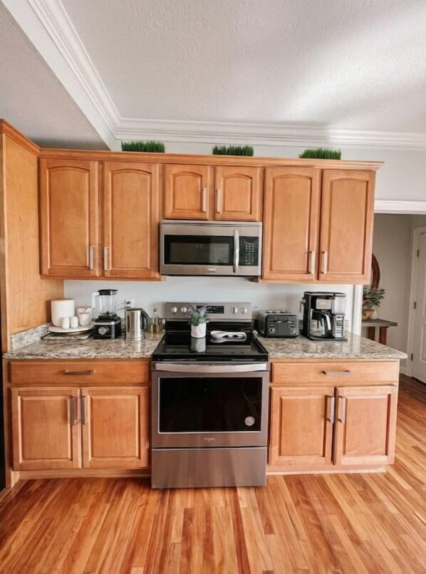 Refrigerador, microondas, horno y parrilla de estufa 