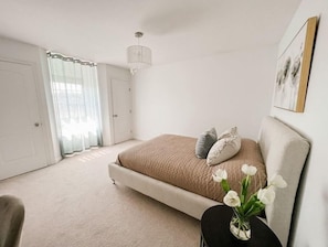 4 bedrooms, desk, iron/ironing board, free WiFi