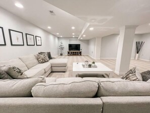 Televisión y chimenea 