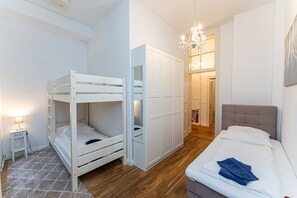 2 slaapkamers, een bureau, een strijkplank/strijkijzer, reisbedje