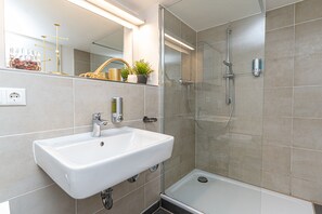 Dusche, Haartrockner, Handtücher, Seife