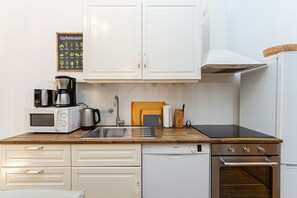 Frigorifero, microonde, forno, piano cottura