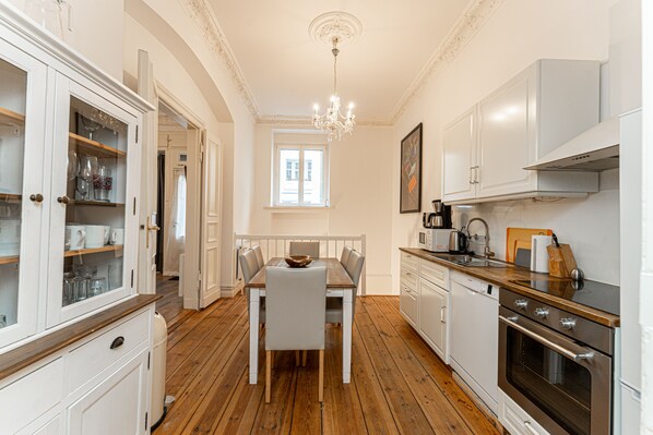 Frigorifero, microonde, forno, piano cottura