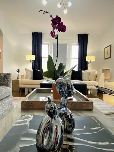 Luxury Designer 2 bedroom+office/3bed vacation home.