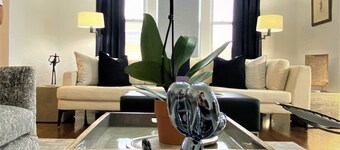 Luxury Designer 2 bedroom+office/3bed vacation home.