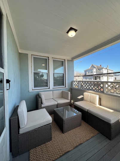 Luxury Designer 2 bedroom+office/3bed vacation home.