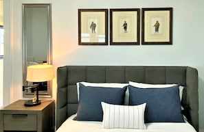 3 bedrooms, desk, iron/ironing board, travel cot - Luxury Designer 2 bedroom+office/3bed vacation home. (Bridgeport)