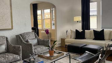 Televisor intel·ligent, llibres, estèreo i pantalles d'ordinador