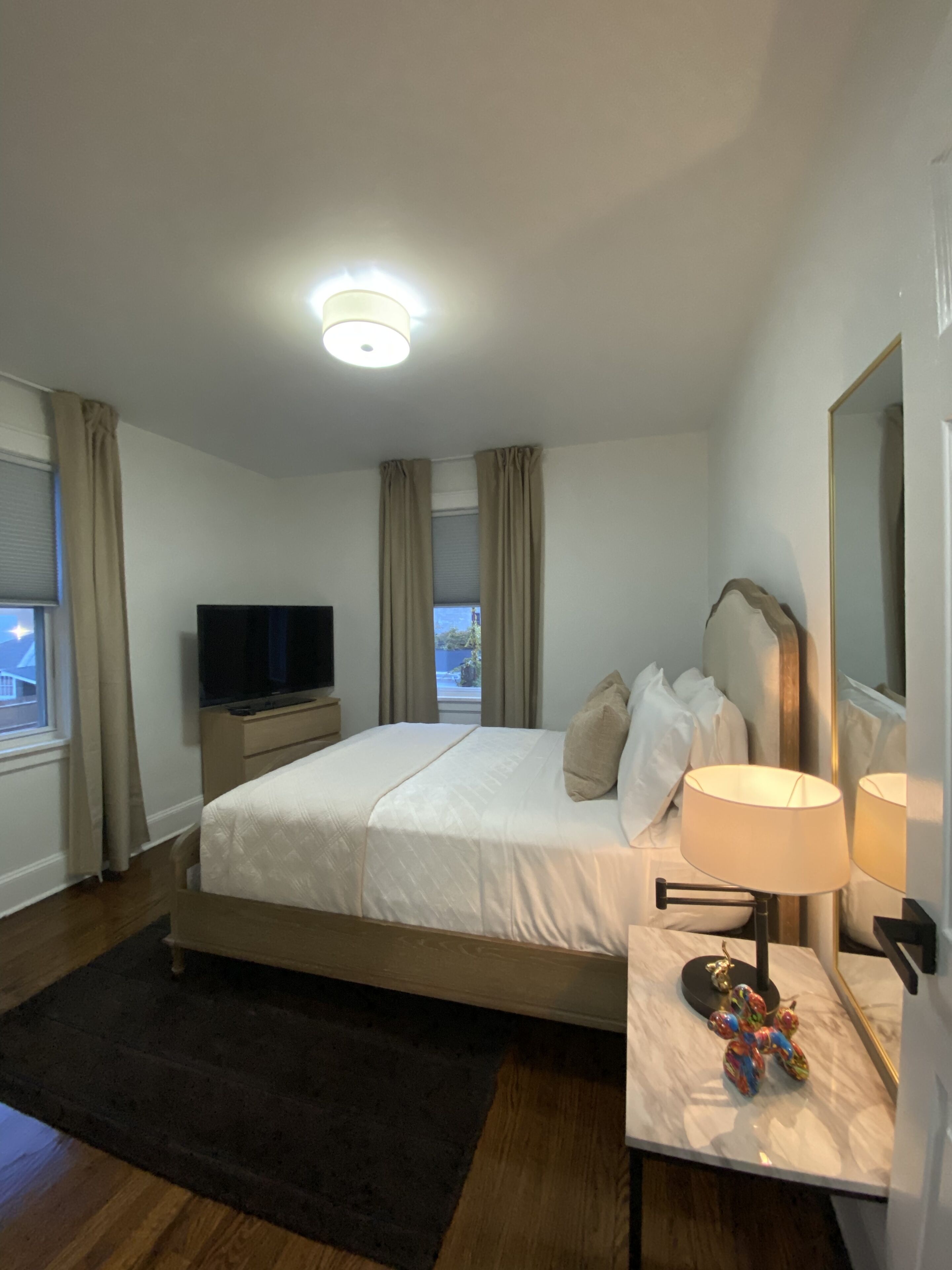 3 bedrooms, desk, iron/ironing board, travel crib