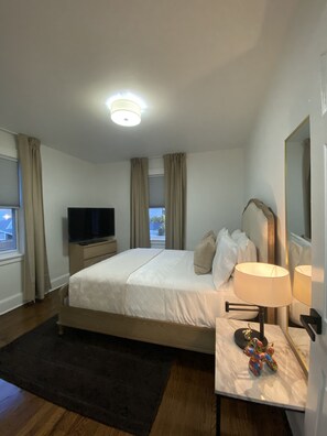 3 室のベッドルーム、デスク、アイロン / アイロン台、旅行用ベビーベッド