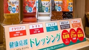 Variedad de bebidas saludables con etiquetas que indican sabores como italiano, tomate, francés y otros.