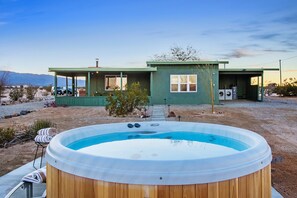 Outdoor spa tub - Wonder Valley Green House (Hot Tub/BBQ/Hammocks) (Twentynine Palms)