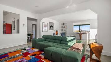 Televisor intel·ligent i llibres