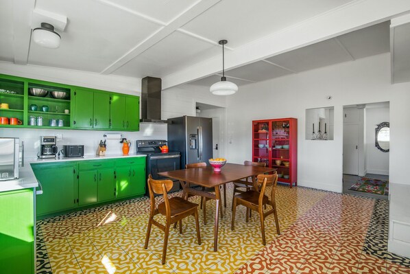 Dining - Wonder Valley Green House (Hot Tub/BBQ/Hammocks) (Twentynine Palms)