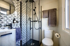 Suihku, hiustenkuivaaja, pyyhkeet