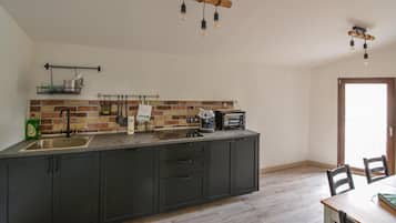 Kühlschrank, Mikrowelle, Kochgeschirr/Geschirr/Besteck
