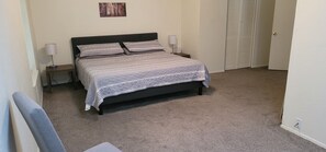 1 bedroom, desk, iron/ironing board, free WiFi - Moose Caboose: Pool + Park = Staycation or MiniMoon! (Richland Hills)