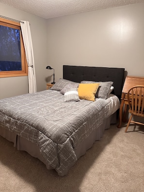 Room - Near 3M Open. Country feel with a beautiful view; fenced yard (Blaine)