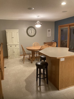 Dining - Near 3M Open. Country feel with a beautiful view; fenced yard (Blaine)