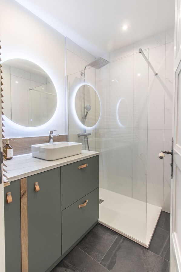Douche, séchoir à cheveux, serviettes fournies, savon