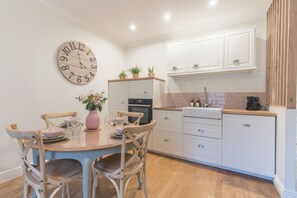 Fridge, microwave, oven, stovetop - LYON 3, Quartier typique de LYON - 3 rooms 10 min from Part Dieu train station (Lyon)