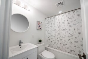 Shower, hair dryer, towels, soap - Chic Townhome, Kitchen Seats 6, Free Parking Near Niagara Falls (Niagara Falls)